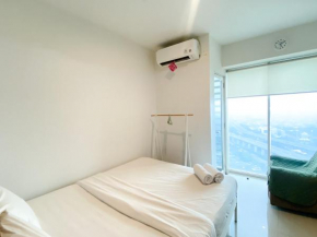 Modern and Homey Studio at Grand Kamala Lagoon Apartment By Travelio
